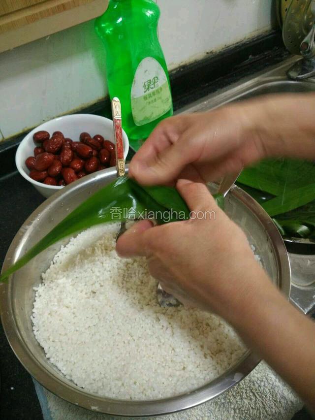 绕过粽子尖，由右侧向左旋转