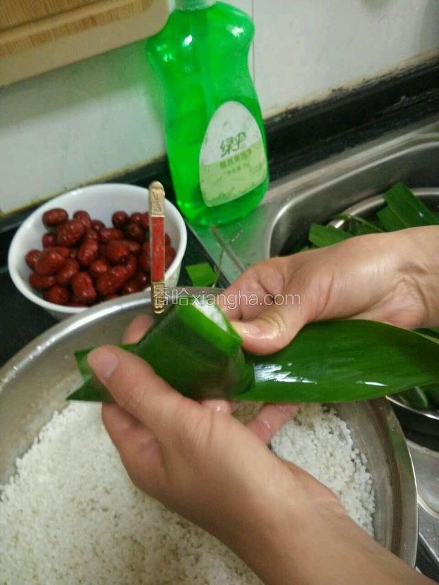向右旋转粽子，使左侧朝上