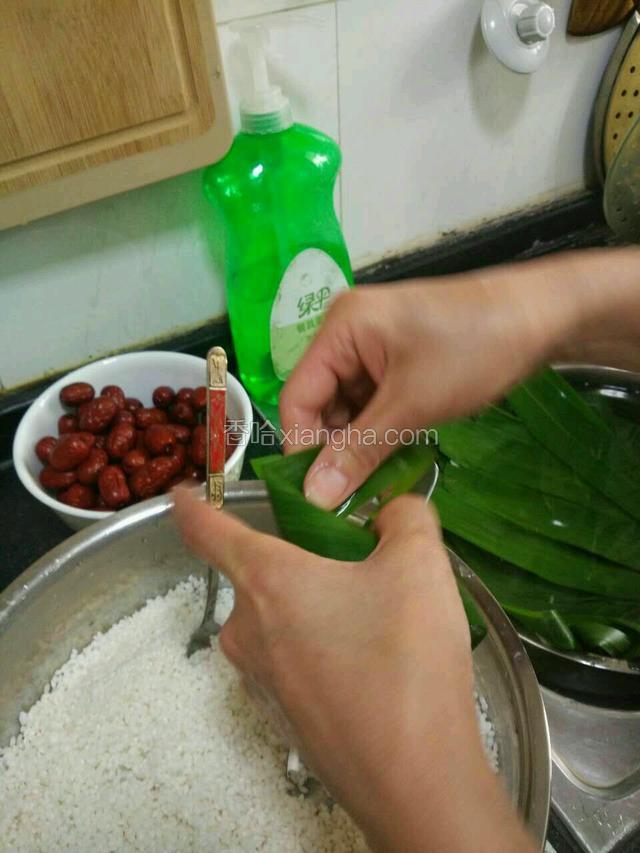 绕过粽子尖由左向右旋转