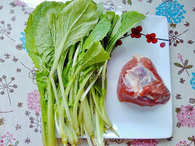 准备食材。小白菜，猪里脊肉。