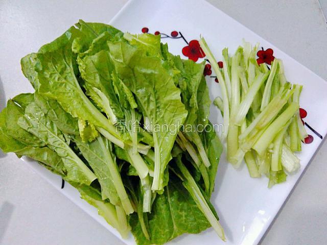 小白菜清洗干净，白菜叶和白菜杆区分开。