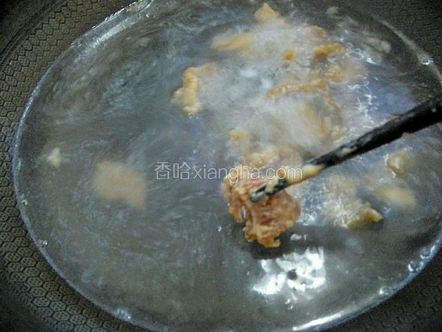 水开后，将肉片一片片滑入锅中。