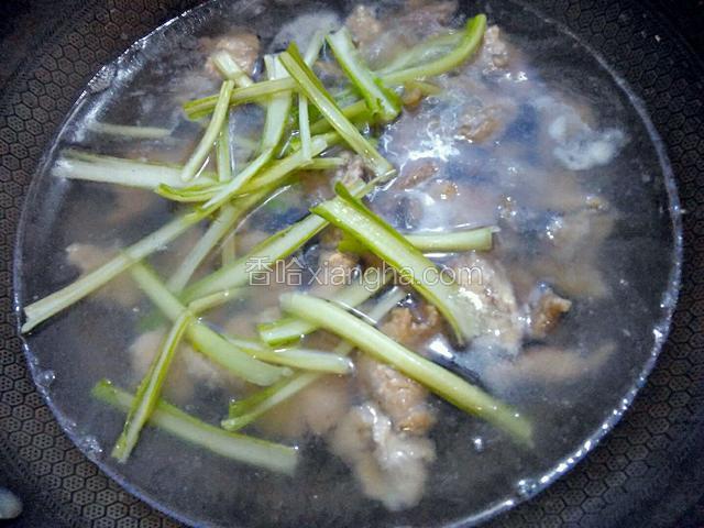 当锅里飘起白沫时用勺子捞出。煮至微开，加入白菜杆。