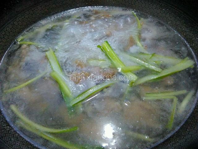 煮至锅中汤开，加一勺料酒。