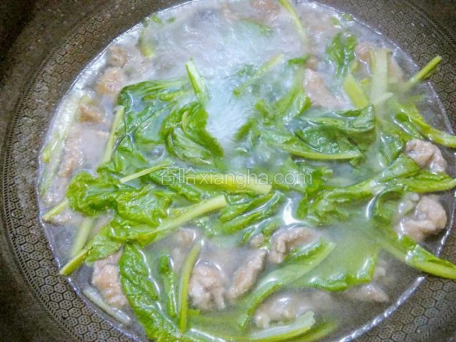 煮至汤再次开，白菜叶变软。