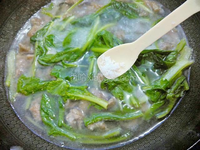 加一勺食盐，半勺白糖。搅拌均匀。