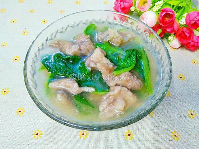 小白菜滑肉汤，小白菜清甜，肉片爽滑，汤品味道鲜美，食欲大开。