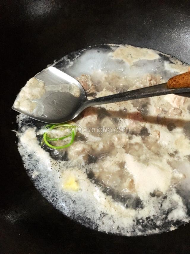 煮开撇去浮末，浮沫撇干净，然后捞出排骨，汤过沥后盛出