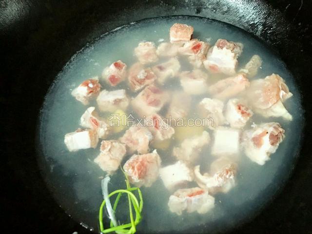 冷水下排骨、姜片、葱大火煮开