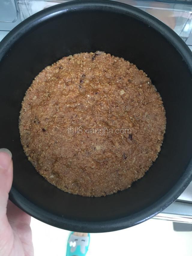 消化饼干擀成粉末状跟融化的黄油拌匀，放入模具中压平，放入冰箱冷藏