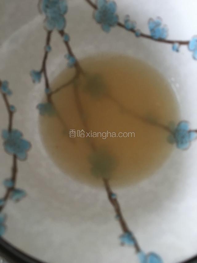 把吉利丁粉用40g凉开水泡开，然后隔热水把吉利丁泡成水状。