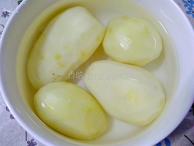 土豆削皮入清水浸泡20分钟去除淀粉。