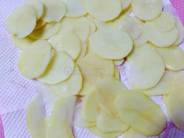 将切片的土豆用厨房纸吸干水分。