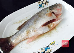 蒜香鲈鱼的做法图解1