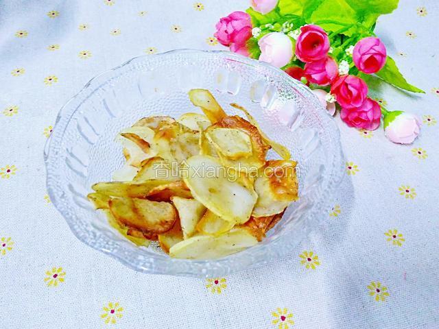 烤好的土豆片香脆可口。