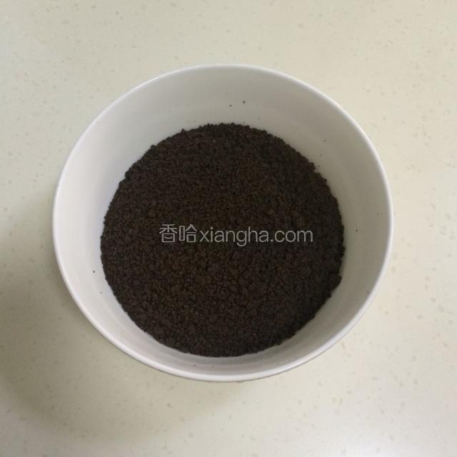 把饼干粉末倒入碗中；