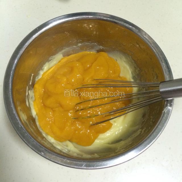 在奶油奶酪中加入芒果泥；