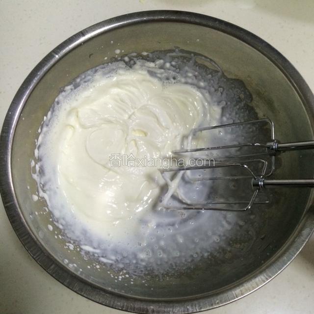 用电动打蛋器把淡奶油打成六分发；
