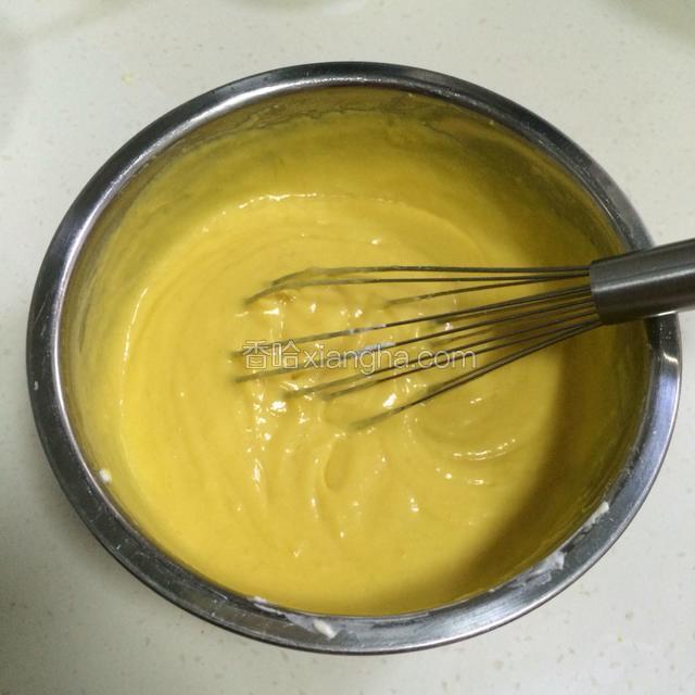 把打发好的淡奶油加入芒果泥和奶油奶酪的混合液中，搅拌均匀；