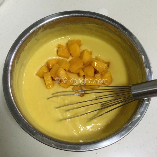 加入芒果果肉搅拌均匀；