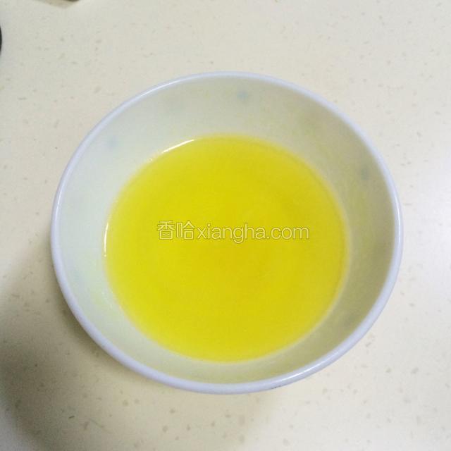 取QQ糖放入碗中，加入50g纯净水，入微波炉加热30秒至QQ糖完全溶于水即可；