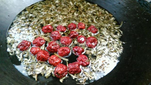 锅开火加食材五倍的水，加艾叶红枣（艾叶红枣泡水后冲洗干净）