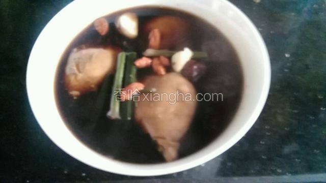 加入枸杞，大蒜苗煮开装碗