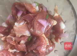 青椒炒肉片的做法图解1