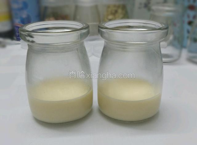 煮的这一步和我另一个菜谱的布丁是一样的，唯一不同的是鸡蛋布丁不要直接煮开:鸡蛋布丁液倒进锅里，开小火不停搅拌，感觉锅底部有温度上来了马上关火搅拌，再开火再关火这样循环几次就可以倒进提前消毒好的容器里了