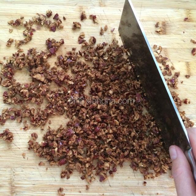 用刀把红枣切碎，切的越细越好；