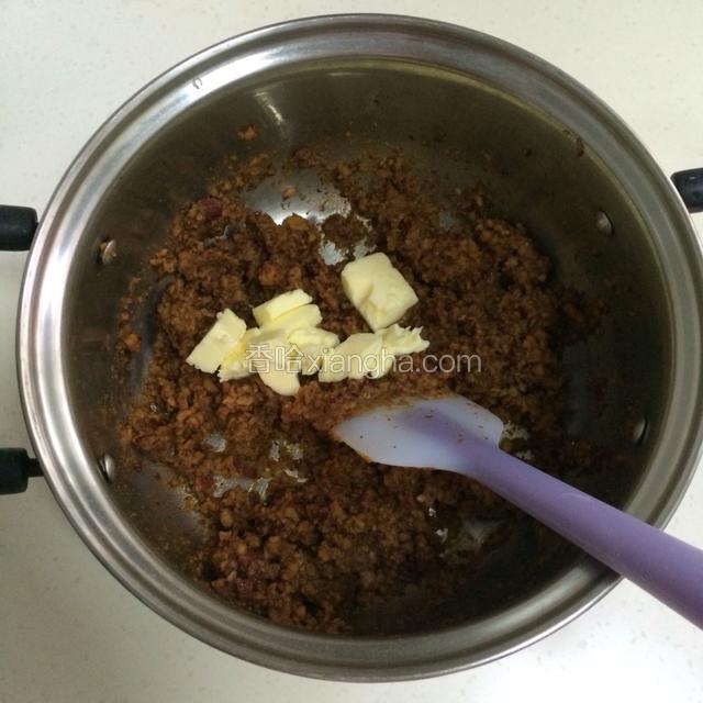 加入黄油，搅拌至黄油溶化；