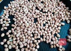 挂糖花生的做法图解1