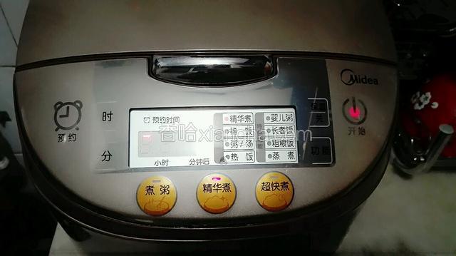 煮粥锅里一次性添足水盖上盖子按精华煮按键把水煮开。