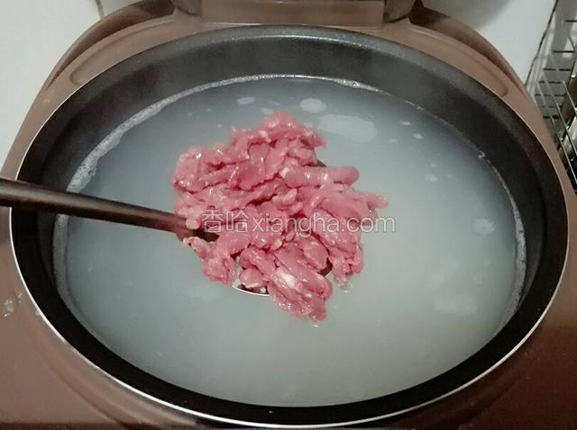 再放入牛肉丝。
