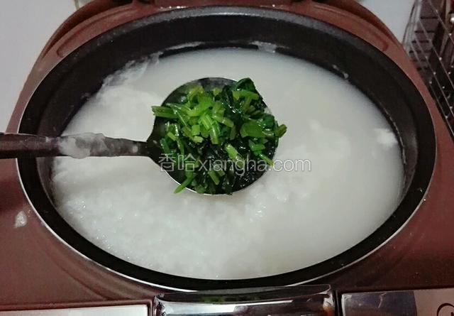 一个小时后打开盖子放入菠菜粒搅拌均匀。