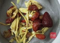 党参红枣黄芪瘦肉汤的做法图解1