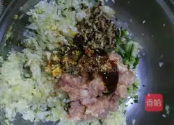 Illustration of how to make leeks/cabbage dumplings 1