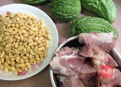 苦瓜猪骨黄豆汤的做法图解1