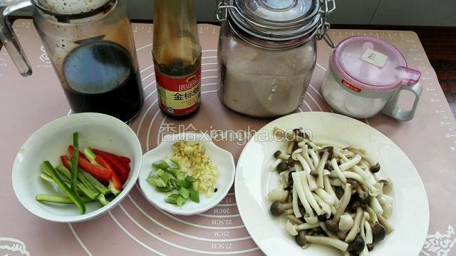 准备食材，海鲜菇，蟹味菇焯水备用，青红椒切丝，葱姜蒜切末，其它调味料备齐