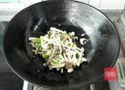 双椒炒蟹味菇的做法图解4