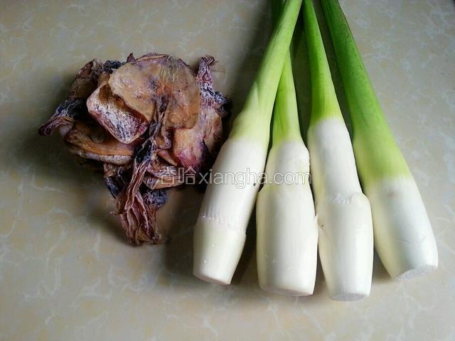 准备好茭白和墨鱼干
