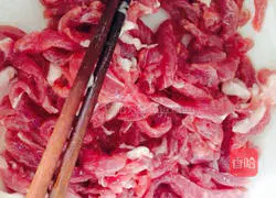 Illustration of how to make shredded beef 1