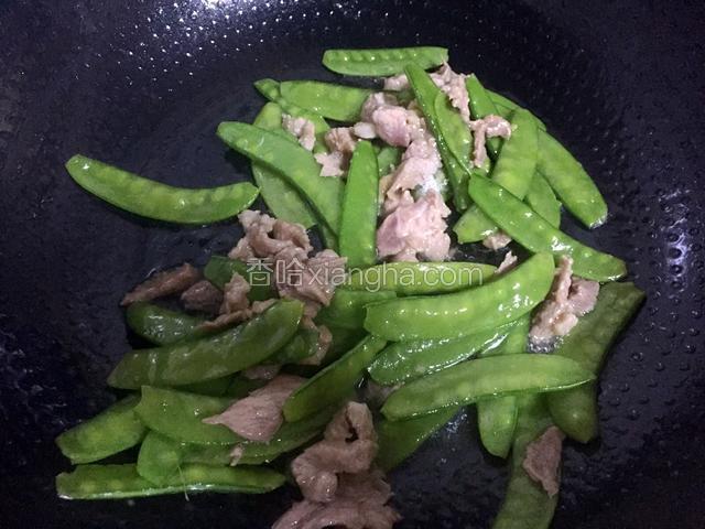 加入适量的盐和鸡精翻炒均匀即可关火
