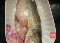 清蒸鲈鱼的做法图解1