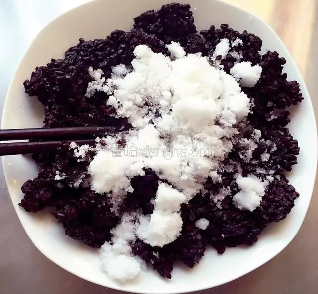 拌入白糖，拌均匀；
