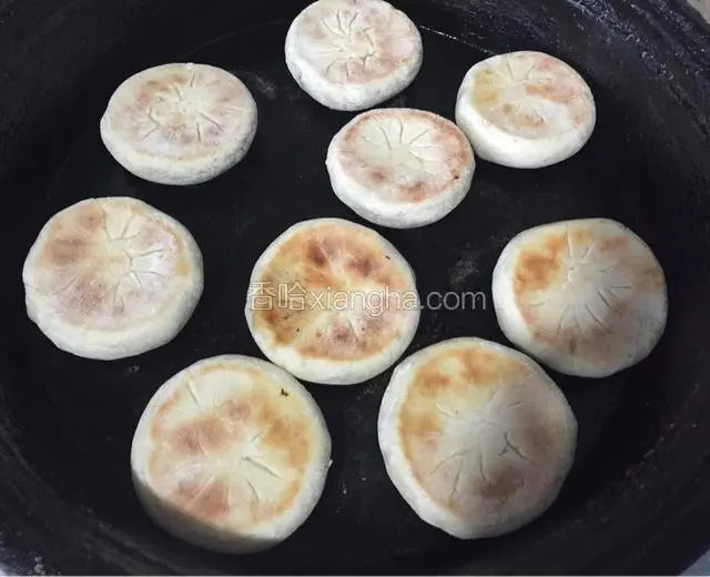 烙至两面金黄即可；