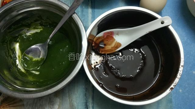 抹茶粉和可可粉各加10克热水调成糊状，备用，根据自己原料吸水性不同，调整热水用量