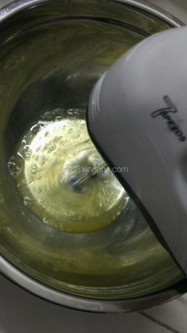打发蛋白，细砂糖分三次加入蛋白，蛋白打发粗泡时加一次，打发到细腻泡沫时加一次，打发至细微纹路时加一次