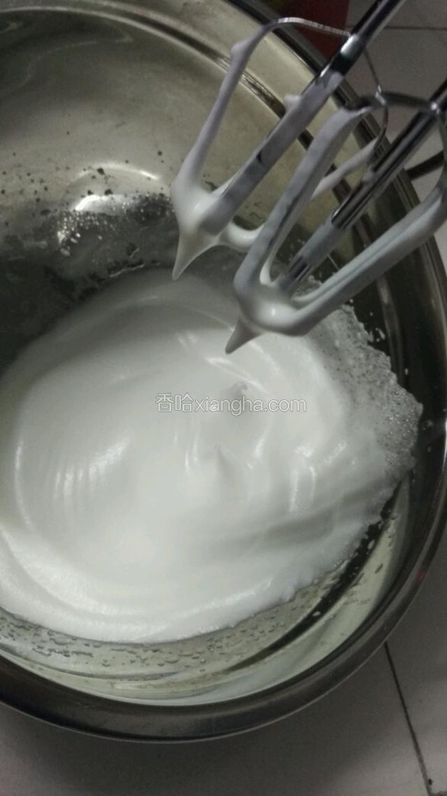 蛋白打至硬性发泡，提起打蛋器带有直立小尖角