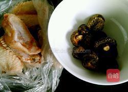 香菇焖鸡翅的做法图解1